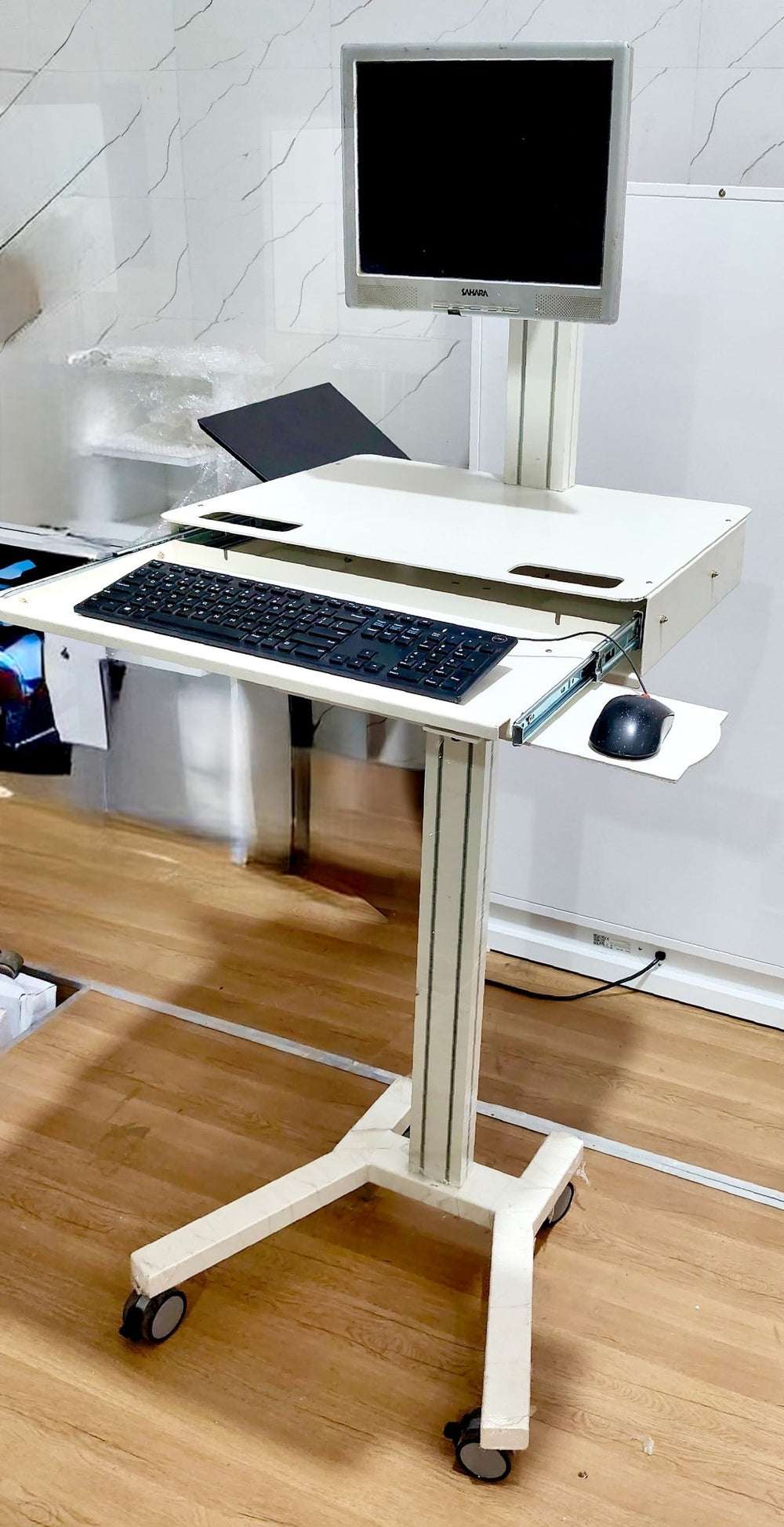 Versatile Mobile Workstation with Monitor, Keyboard, and Mouse Support